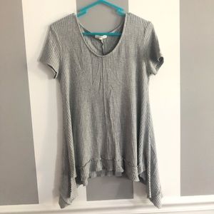 gray shirt sleeve top